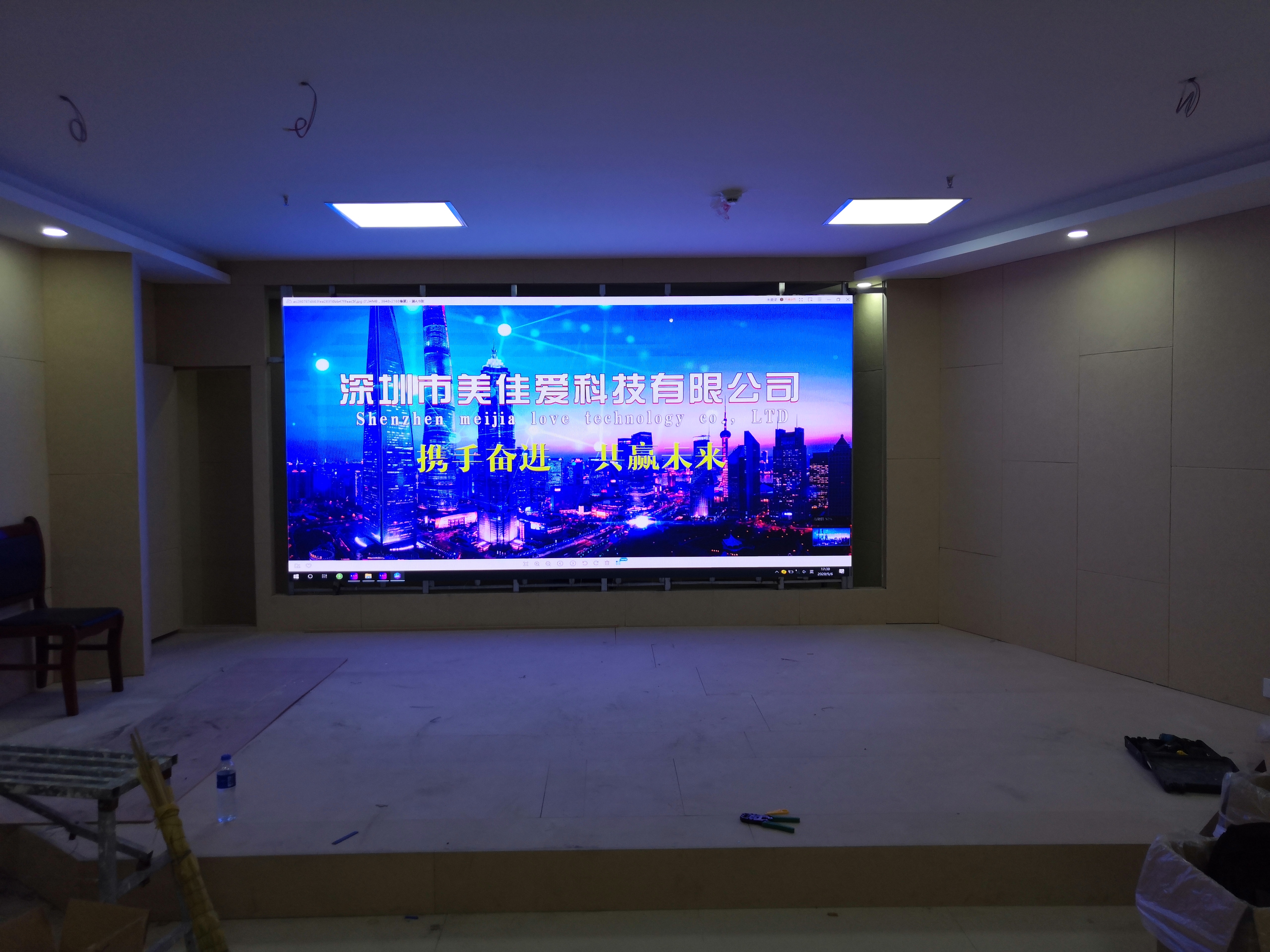 室內全彩P2.5LED顯示屏-焊接壁掛支架-青?；疖囌?/>
            </p>
                        <p style=