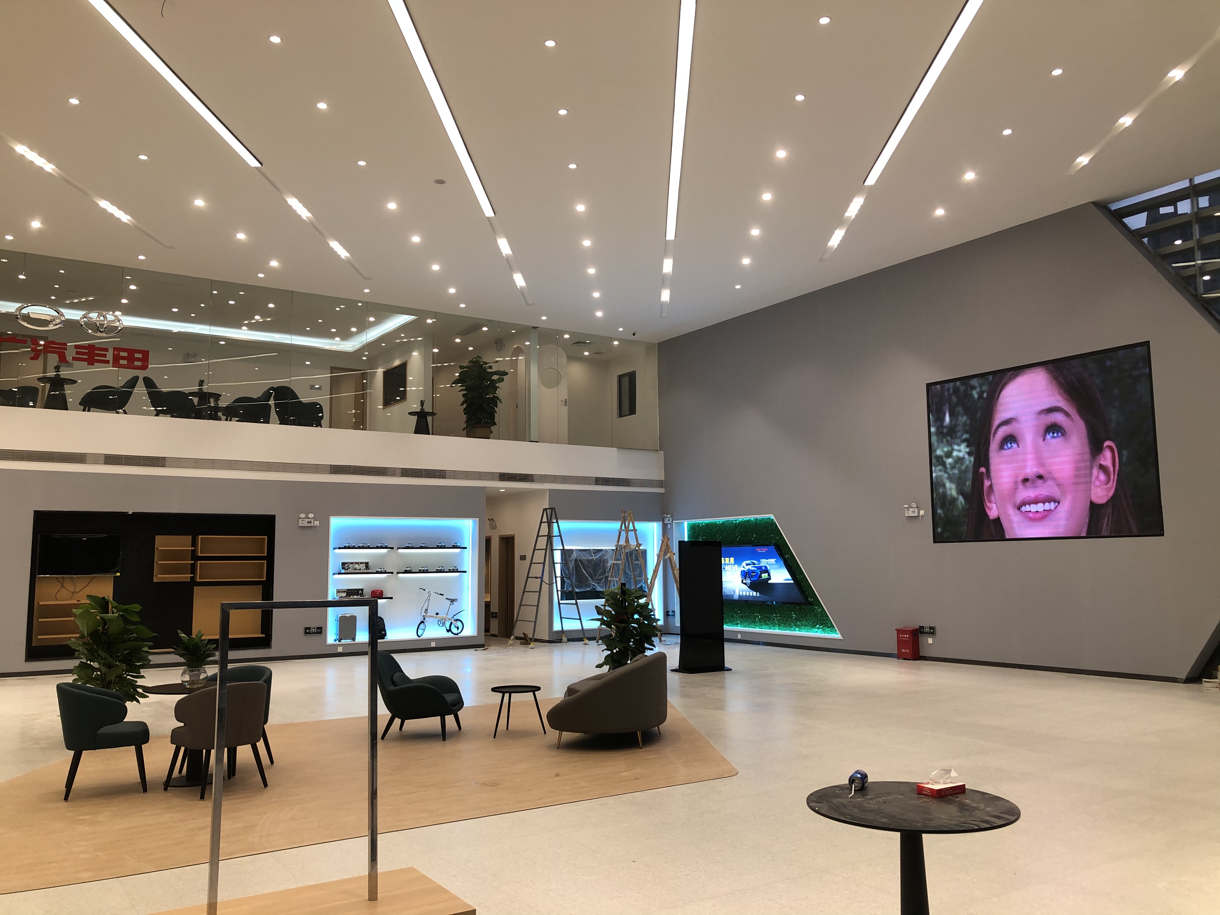 店員瘋狂發傳單，顧客卻頭也不抬？LED廣告機‘強制吸睛’的5個心機設計”